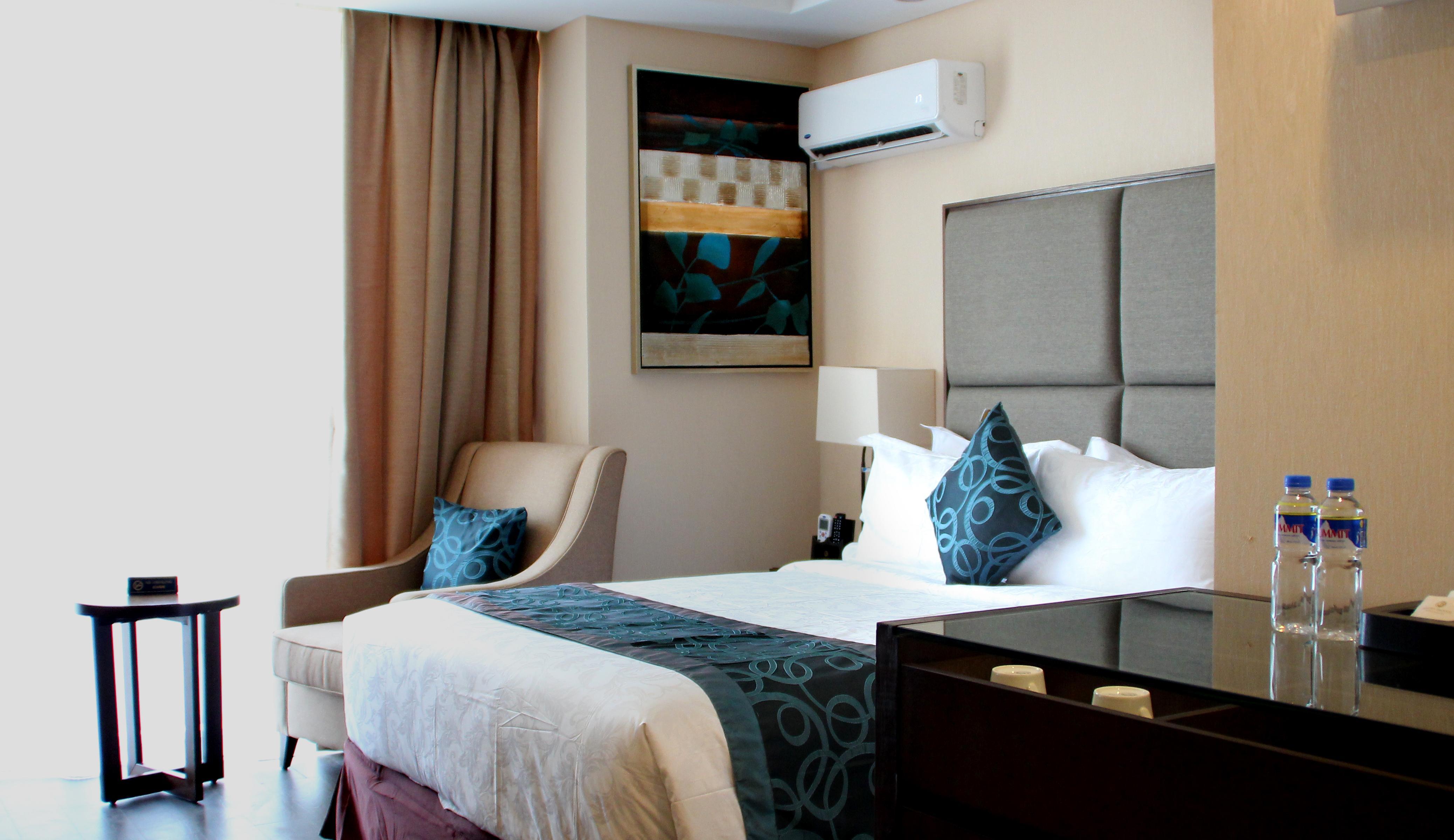 Golden Phoenix Hotel - Manila Pasay Exteriör bild