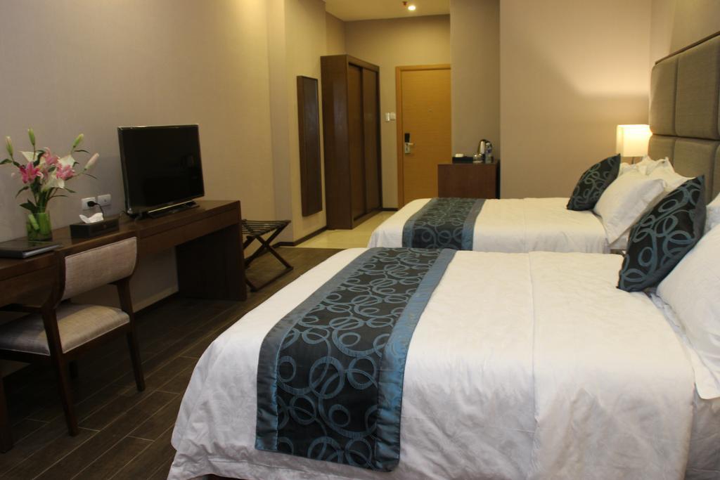 Golden Phoenix Hotel - Manila Pasay Exteriör bild