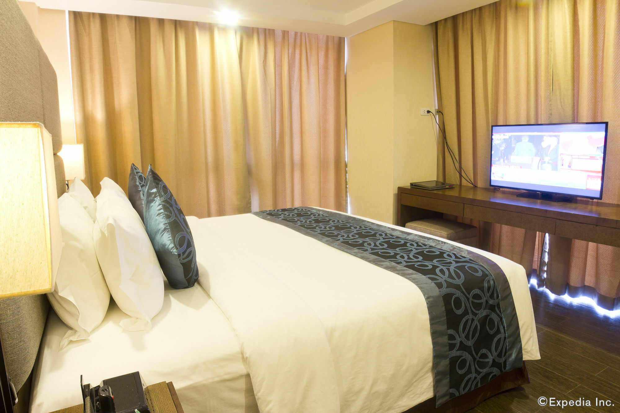 Golden Phoenix Hotel - Manila Pasay Exteriör bild