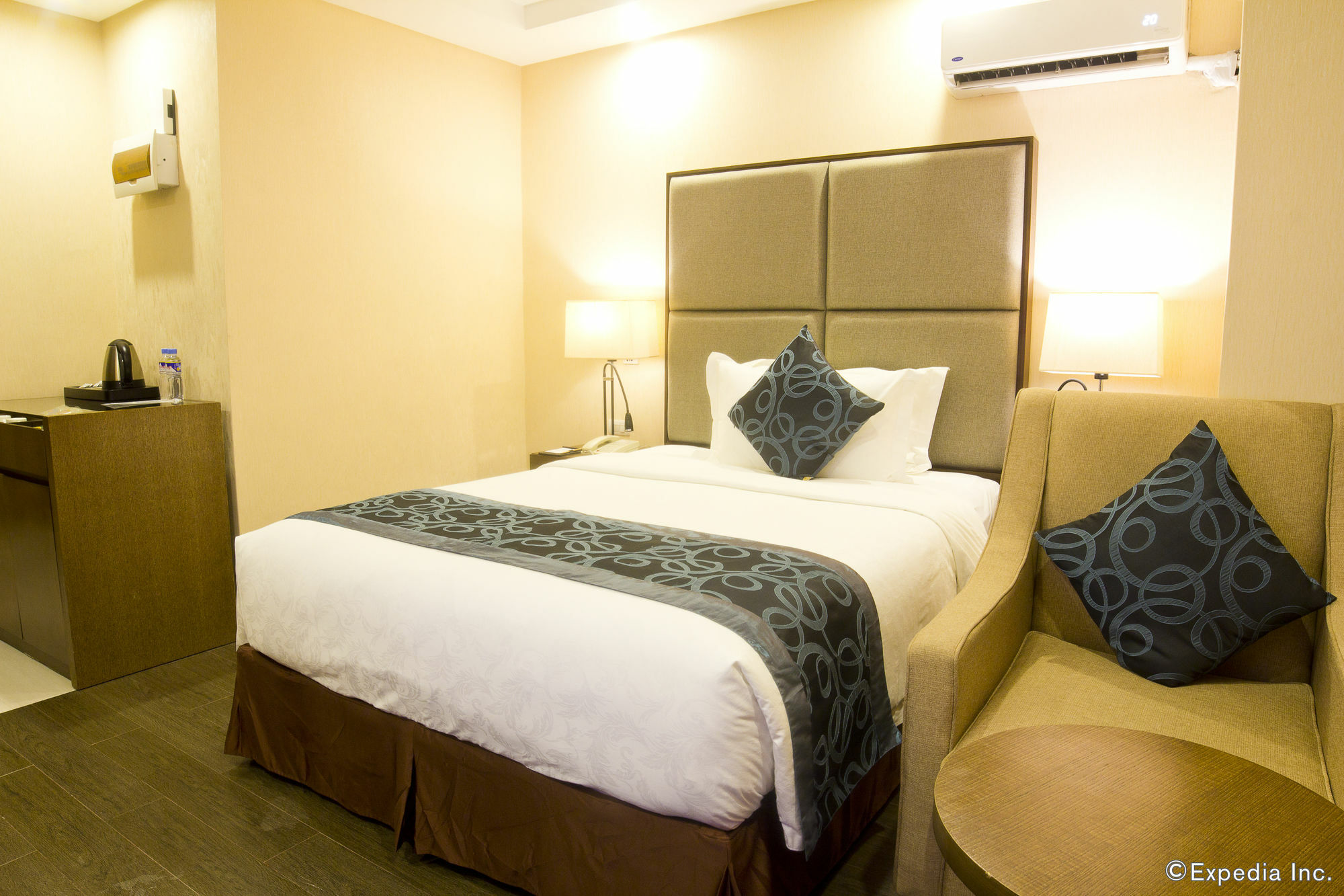 Golden Phoenix Hotel - Manila Pasay Exteriör bild
