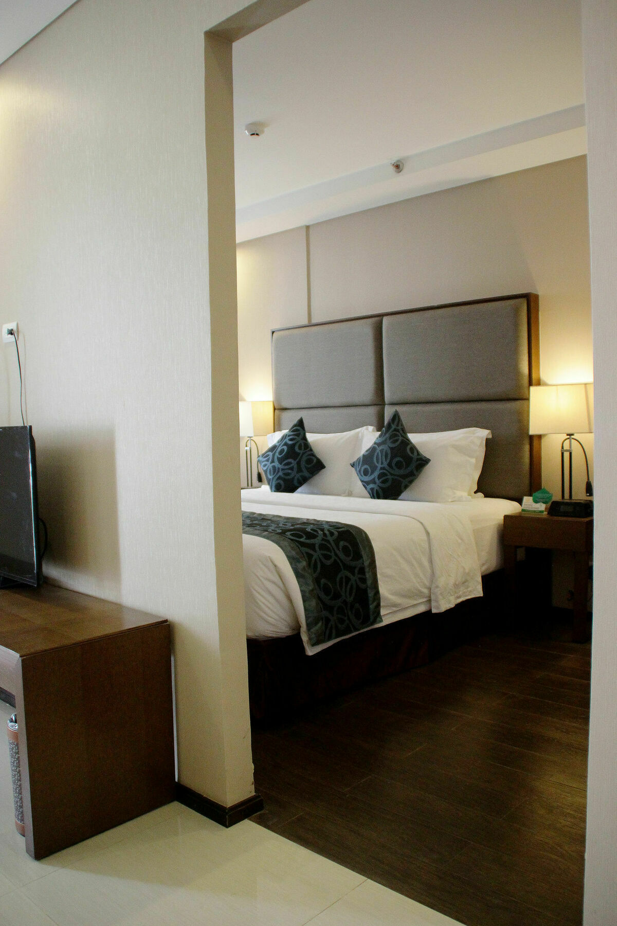 Golden Phoenix Hotel - Manila Pasay Exteriör bild